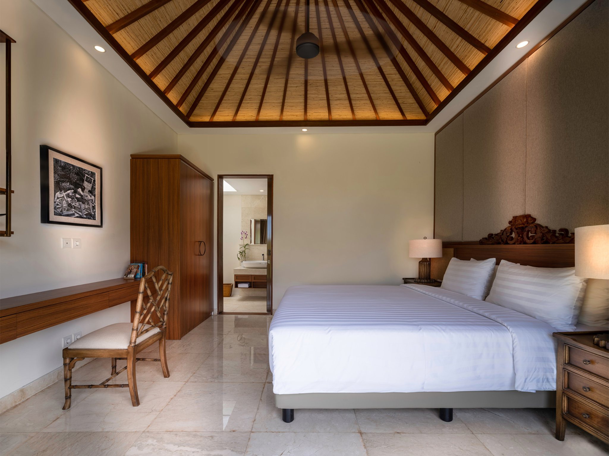 Villa Kailasha - Guest bedroom with king bed - Villa Kailasha, Tabanan, Bali
